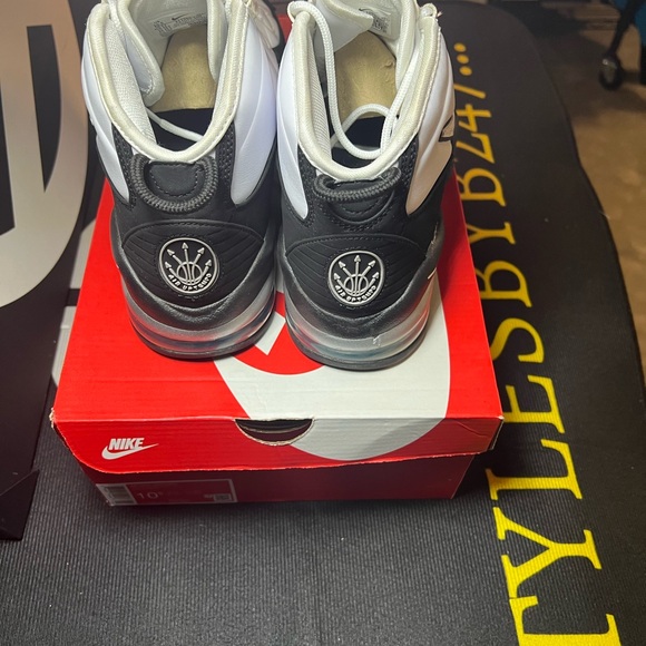 Nike Men's Black and White Air Sneakers - Picture 5 of 5